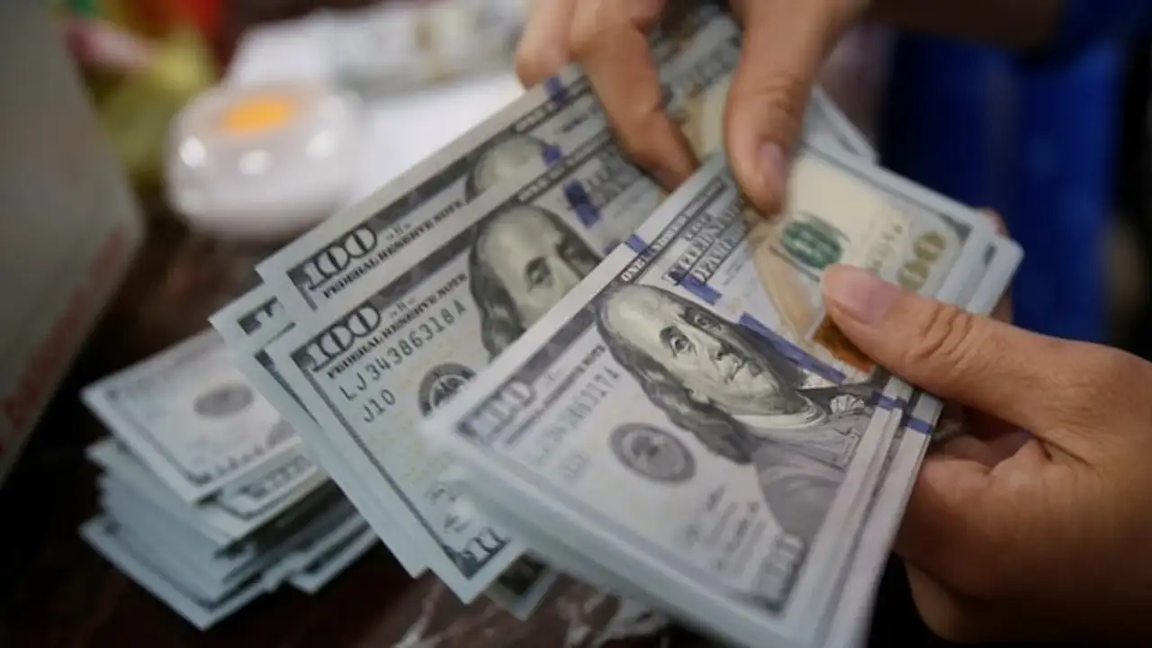 انخفاض حاد في سعر الدولار الأمريكي مقابل الفيتنامي اليوم